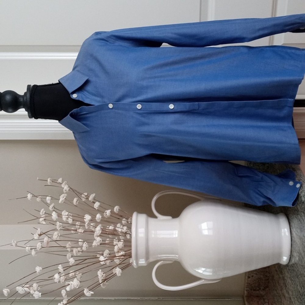 Liz Claiborne LizSport No Iron Blue Button Down Shirt for Women. Size Small